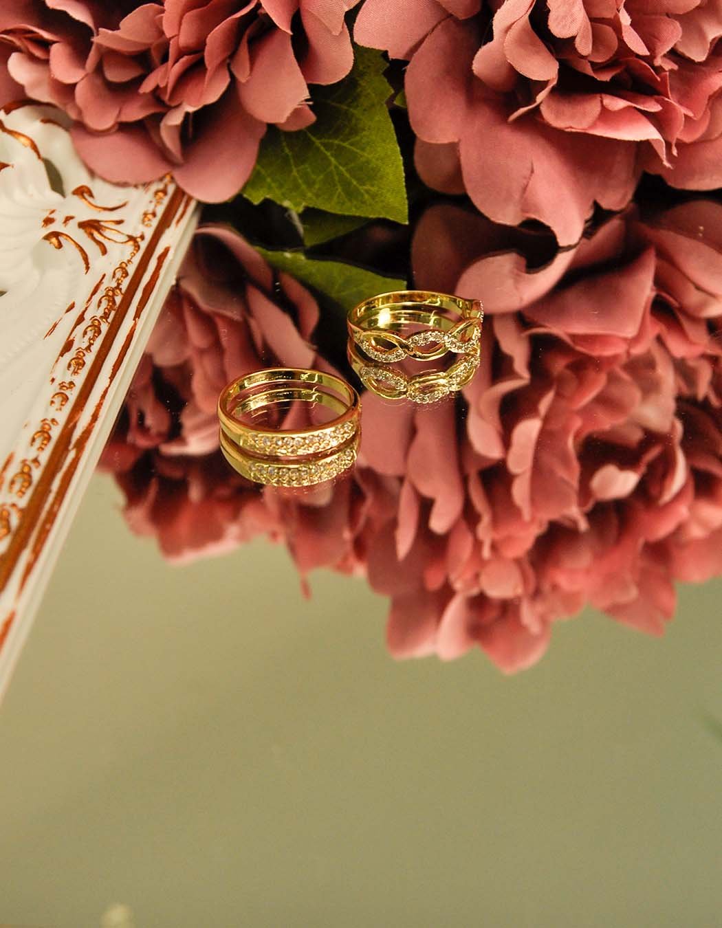 Anel Meia Aliança Cravejada com Zircônias banhado a Ouro 18k