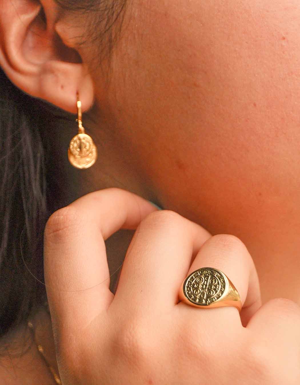 Anel São Bento banhado a Ouro 18k