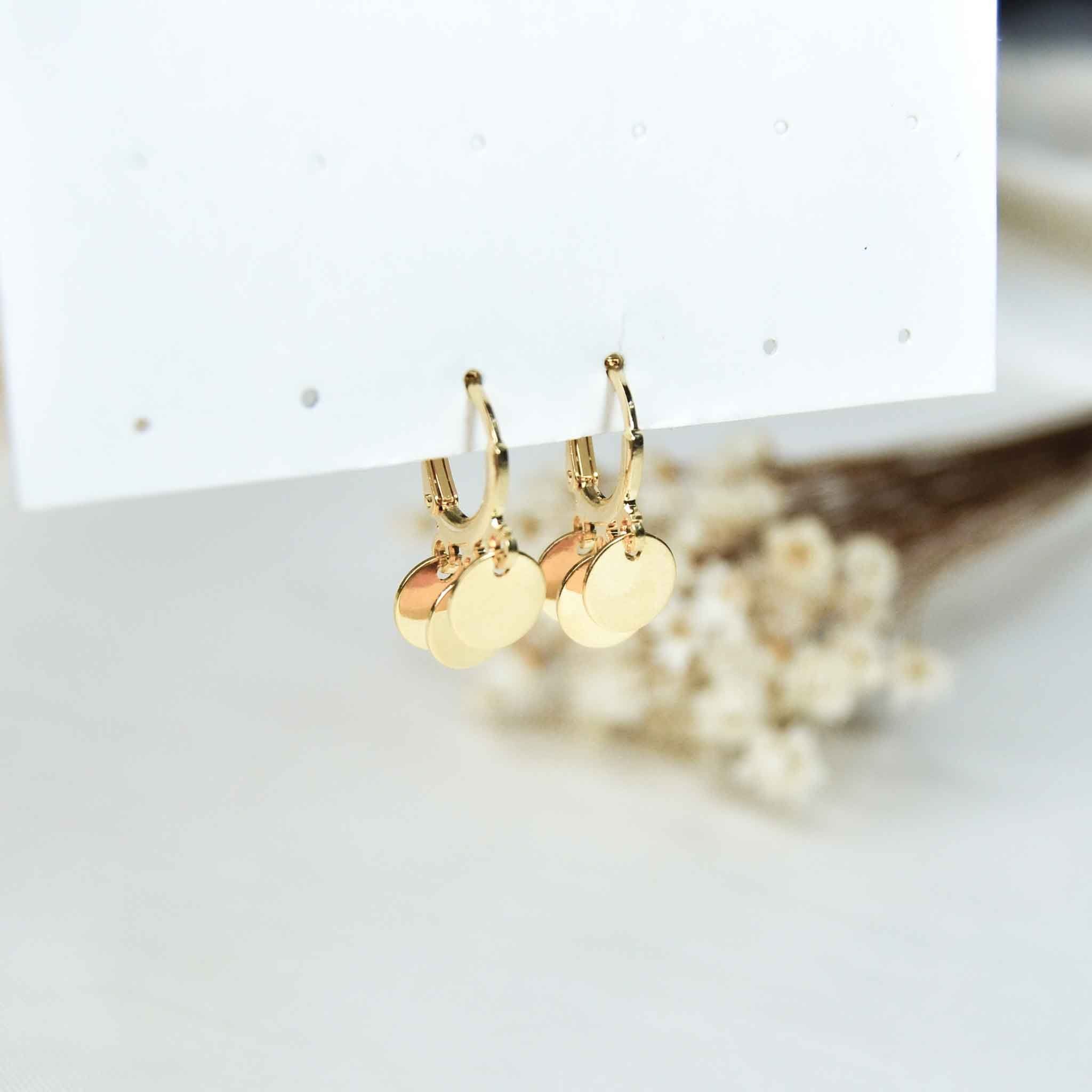 Brinco Argola Clips com 3 Medalhas Lisas penduradas Banhada a Ouro 18k