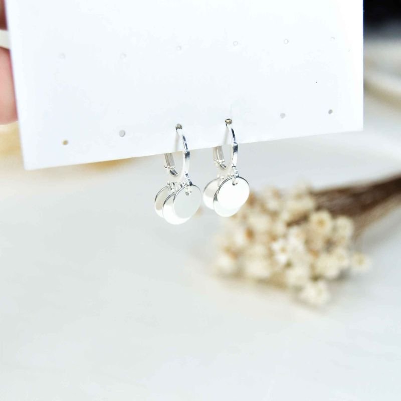 Brinco Argola Clips com 3 Medalhas Lisas penduradas Banhada a Prata 70