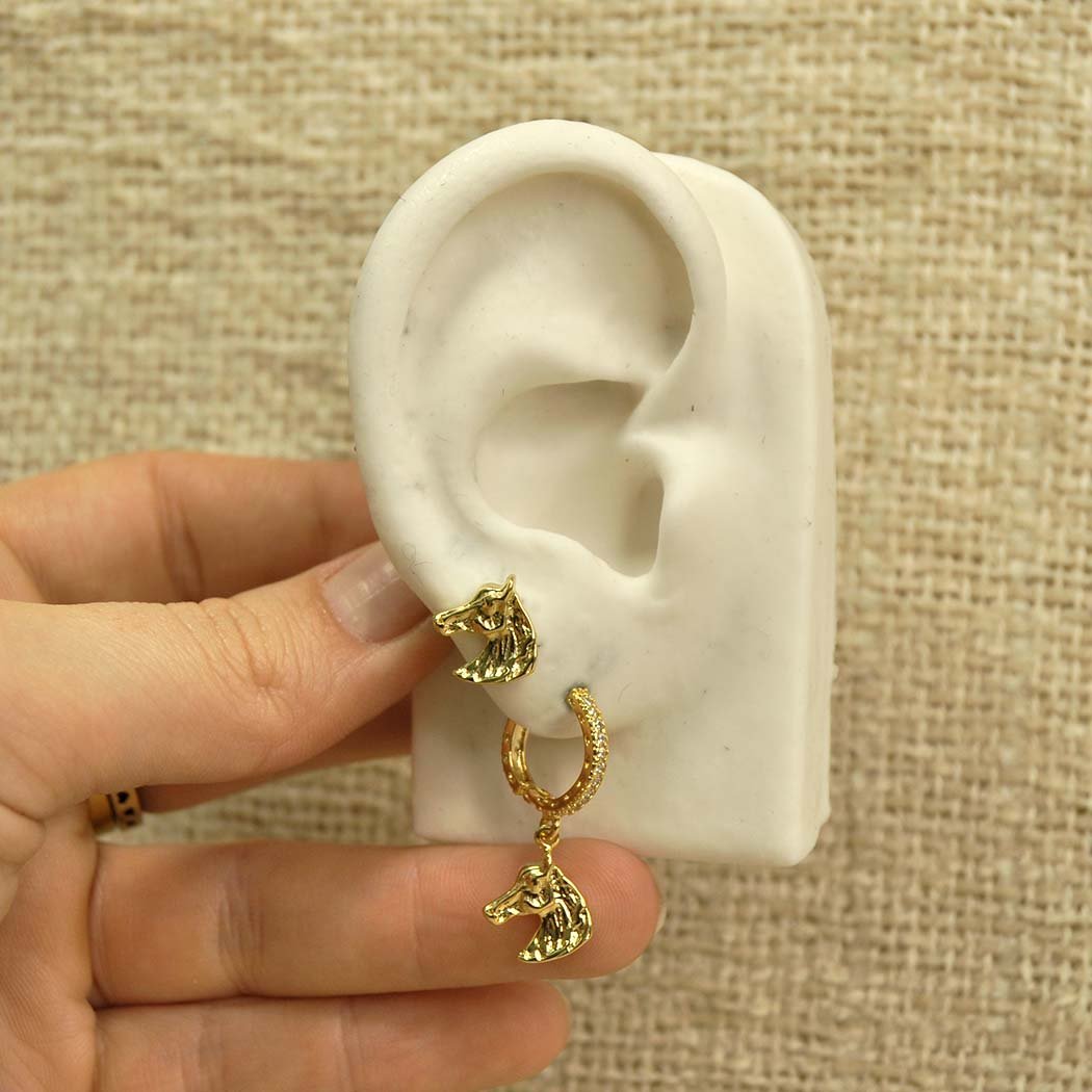 Brinco Argola Clips cravejada Cavalo liso banhado a Ouro 18k