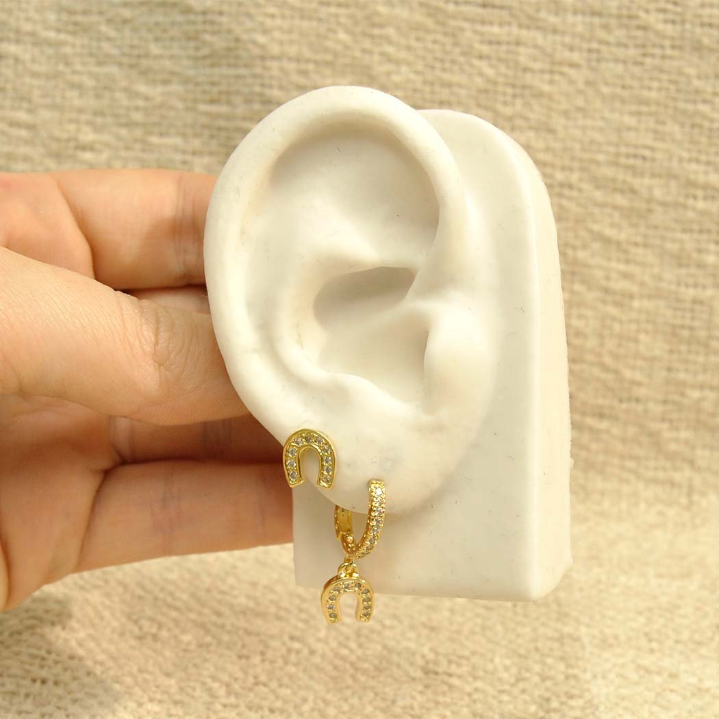 Brinco Argola Clips cravejada Ferradura banhado a Ouro 18k