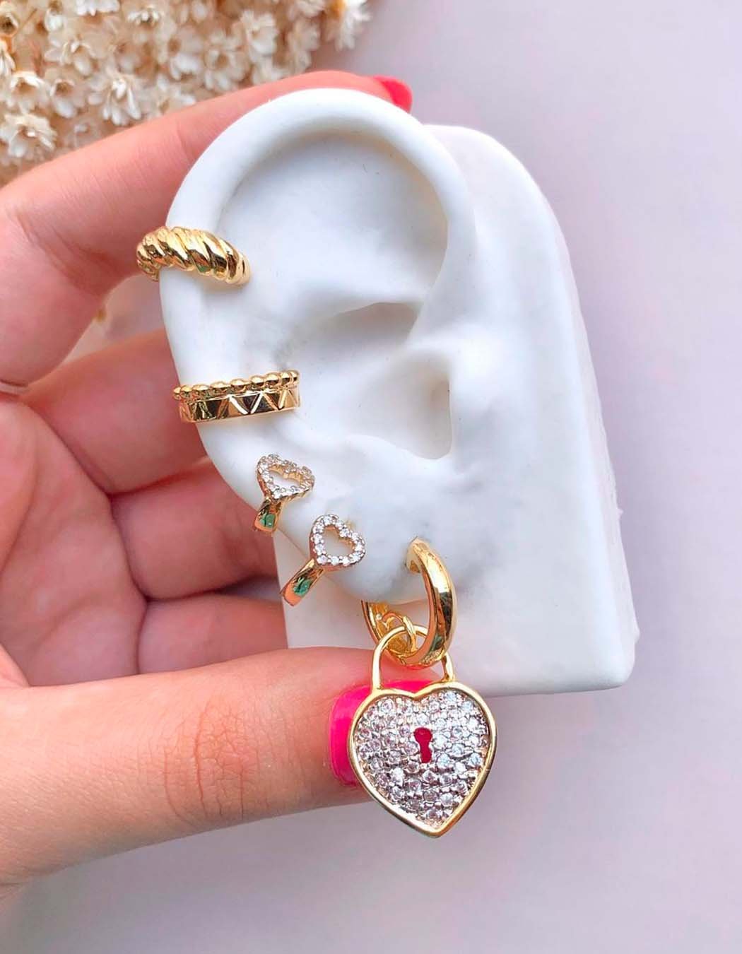 Brinco Argola Clips Grande com Triângulo Cravejado Banhada a Ouro 18k