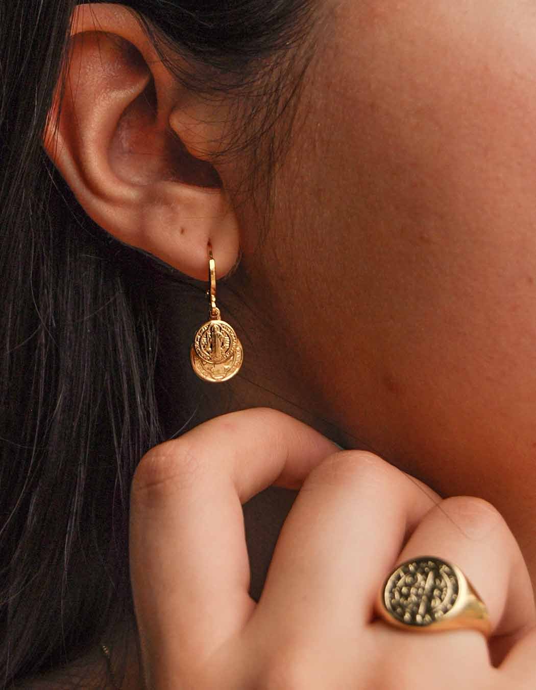 Brinco Argola Clips Medalha dupla São Bento banhado a Ouro 18k