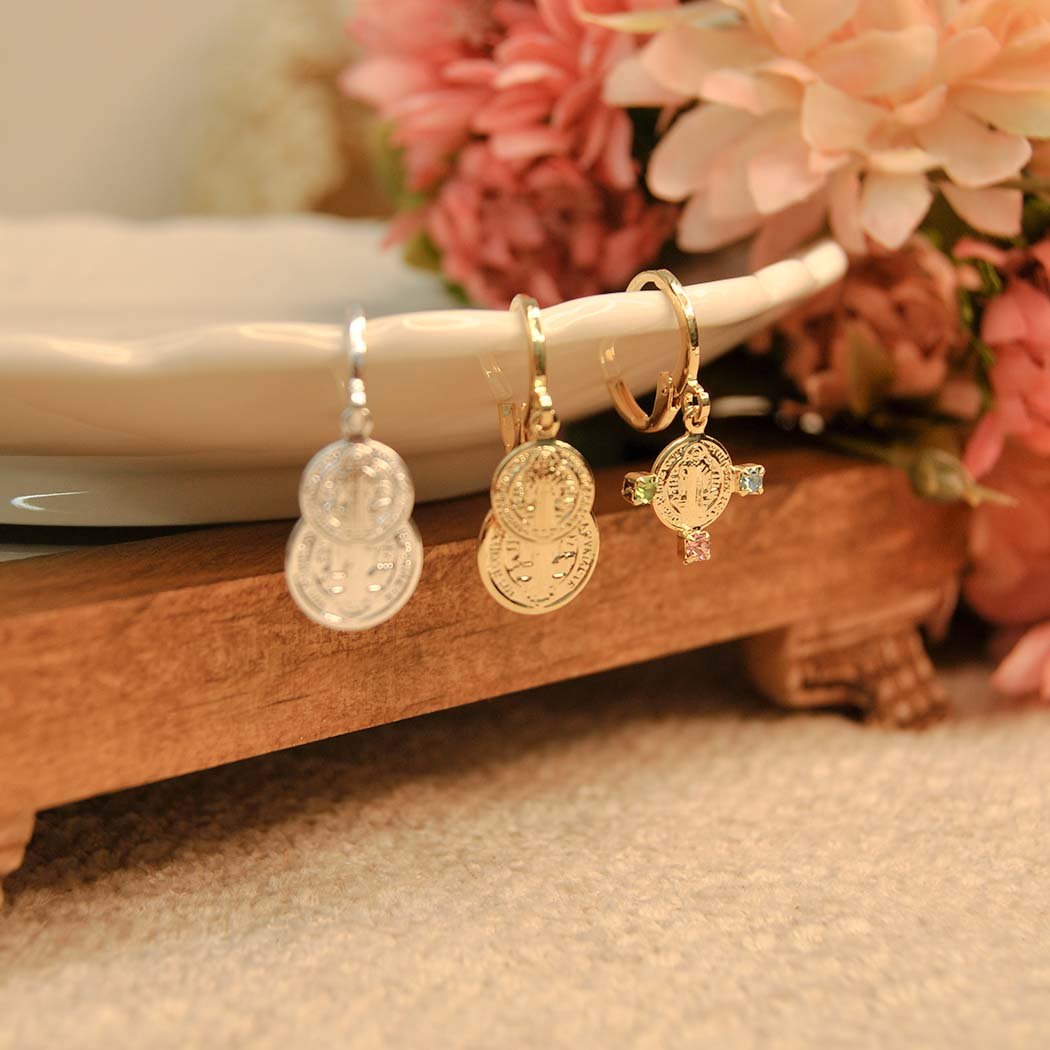 Brinco Argola Clips Medalha São Bento banhado Zircônia colorida a Ouro 18k