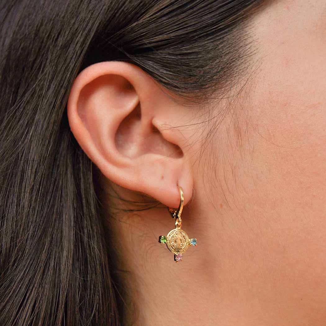 Brinco Argola Clips Medalha São Bento banhado Zircônia colorida a Ouro 18k