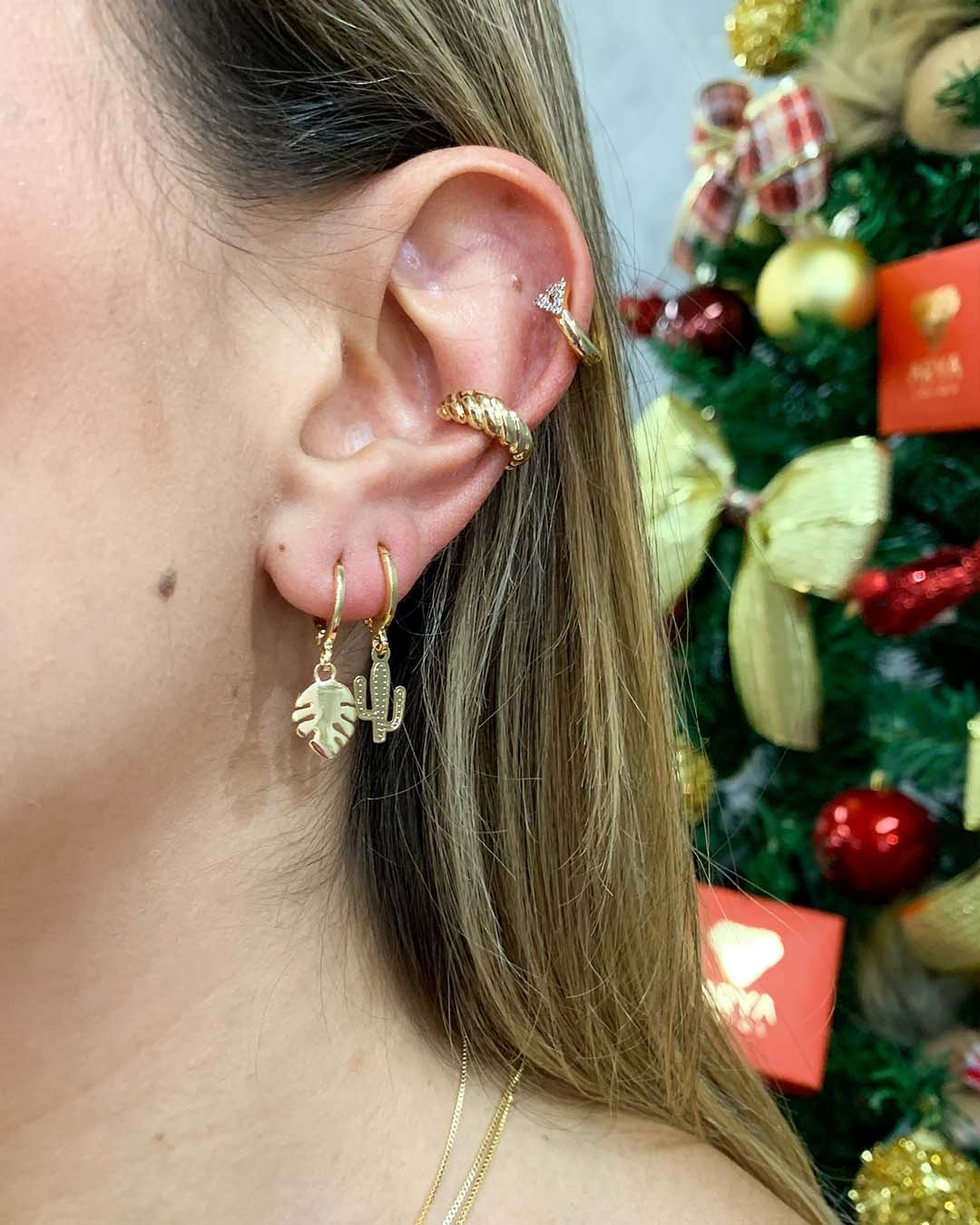 Brinco Argola Clips Média com Triângulo Cravejado Banhada a Ouro 18k
