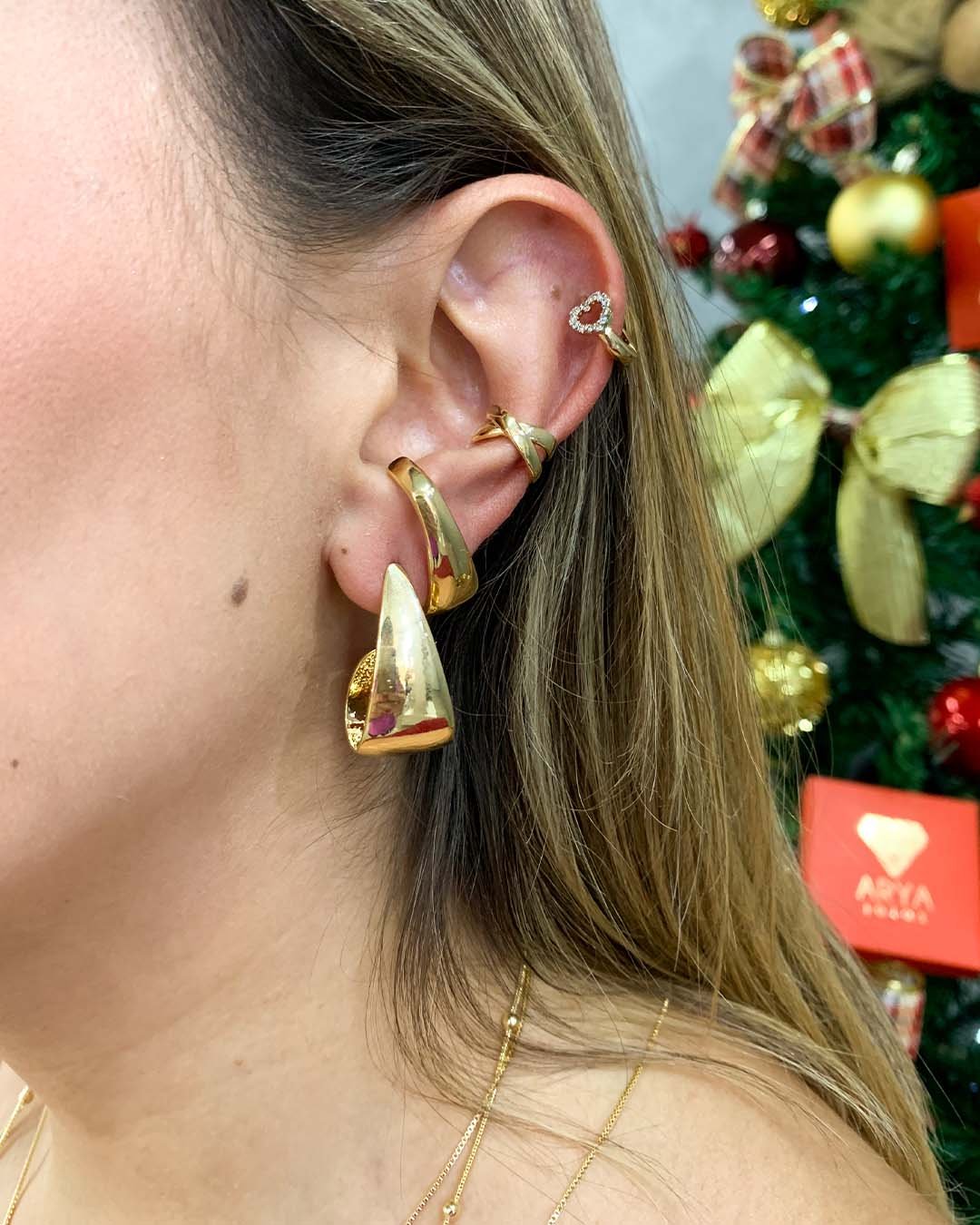 Brinco Argola Clips Pequena com Coração Cravejado Banhada a Ouro 18k