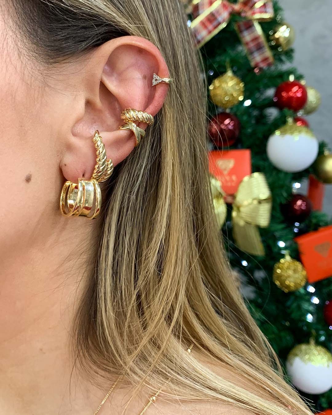 Brinco Argola Clips Pequena com Coração Cravejado Banhada a Ouro 18k