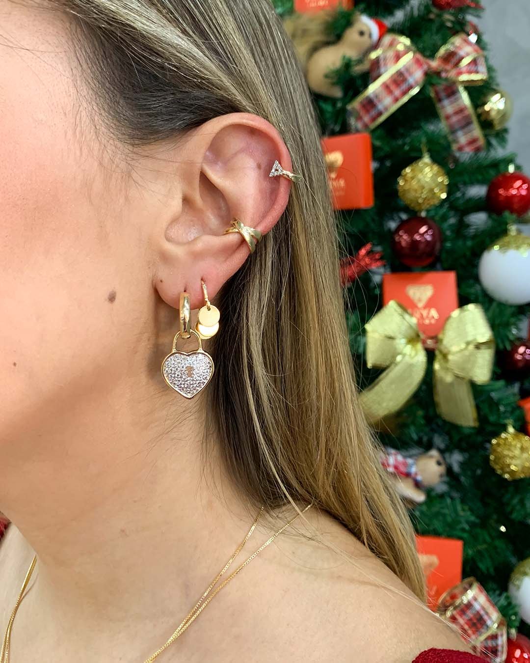 Brinco Argola Clips Pequena com Triângulo Cravejado Banhada a Ouro 18k