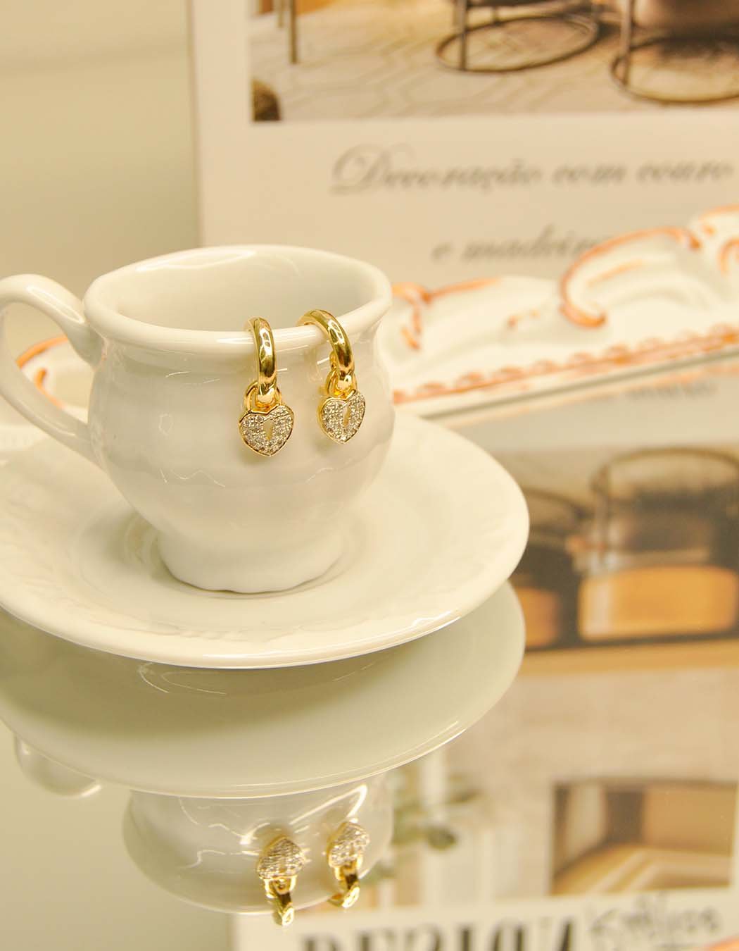 Brinco Argola Coração Cadeado com Zircônias banhado a Ouro 18k