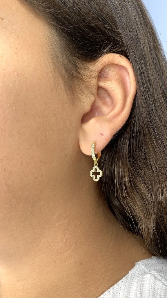 Brinco Argola Cravejada com Trevo banhado em Ouro 18k