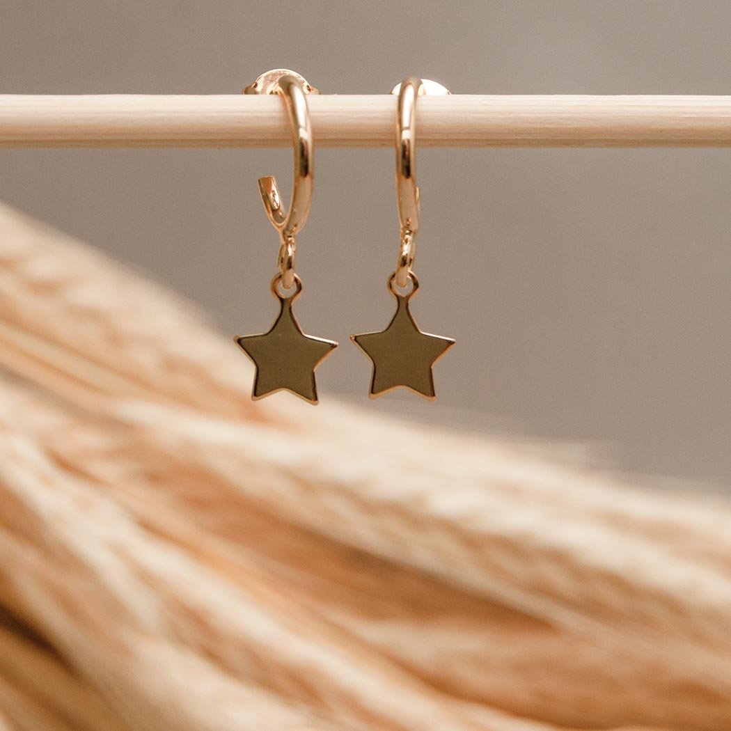 Brinco Argolinha com Estrela Lisa banhada a Ouro 18k