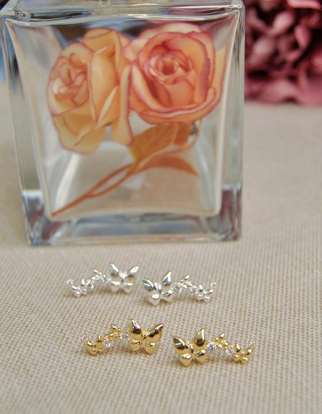 Brinco Borboletas e Zircônias banhado a Ouro 18k