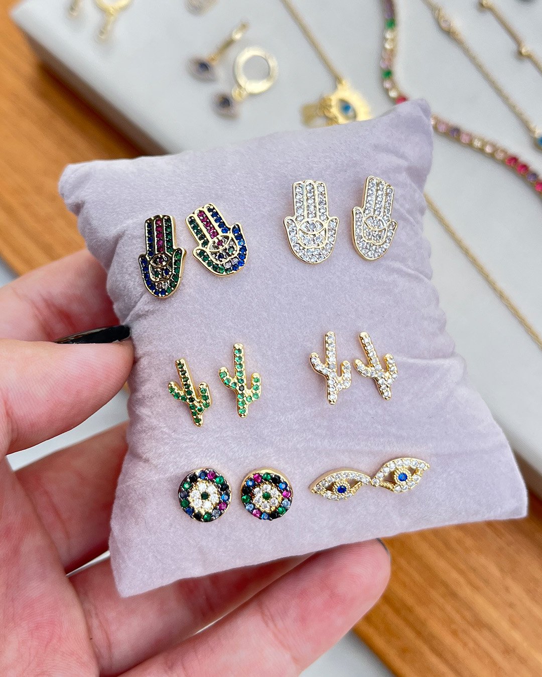 Brinco Cacto com Zircônias Verdes banhado a Ouro 18k
