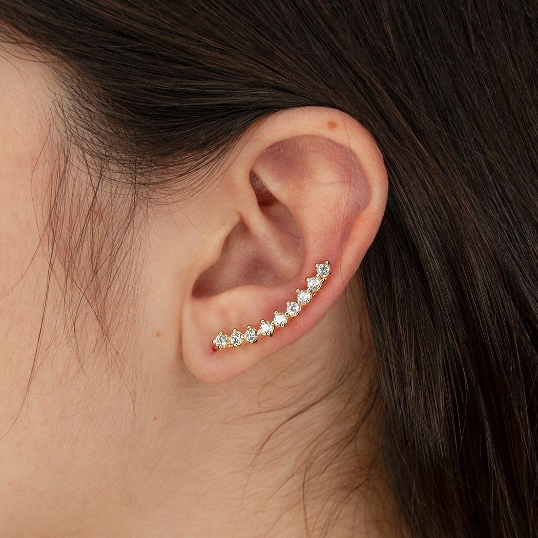 Brinco Cravejado com 9 Zircônias banhado a Ouro 18k