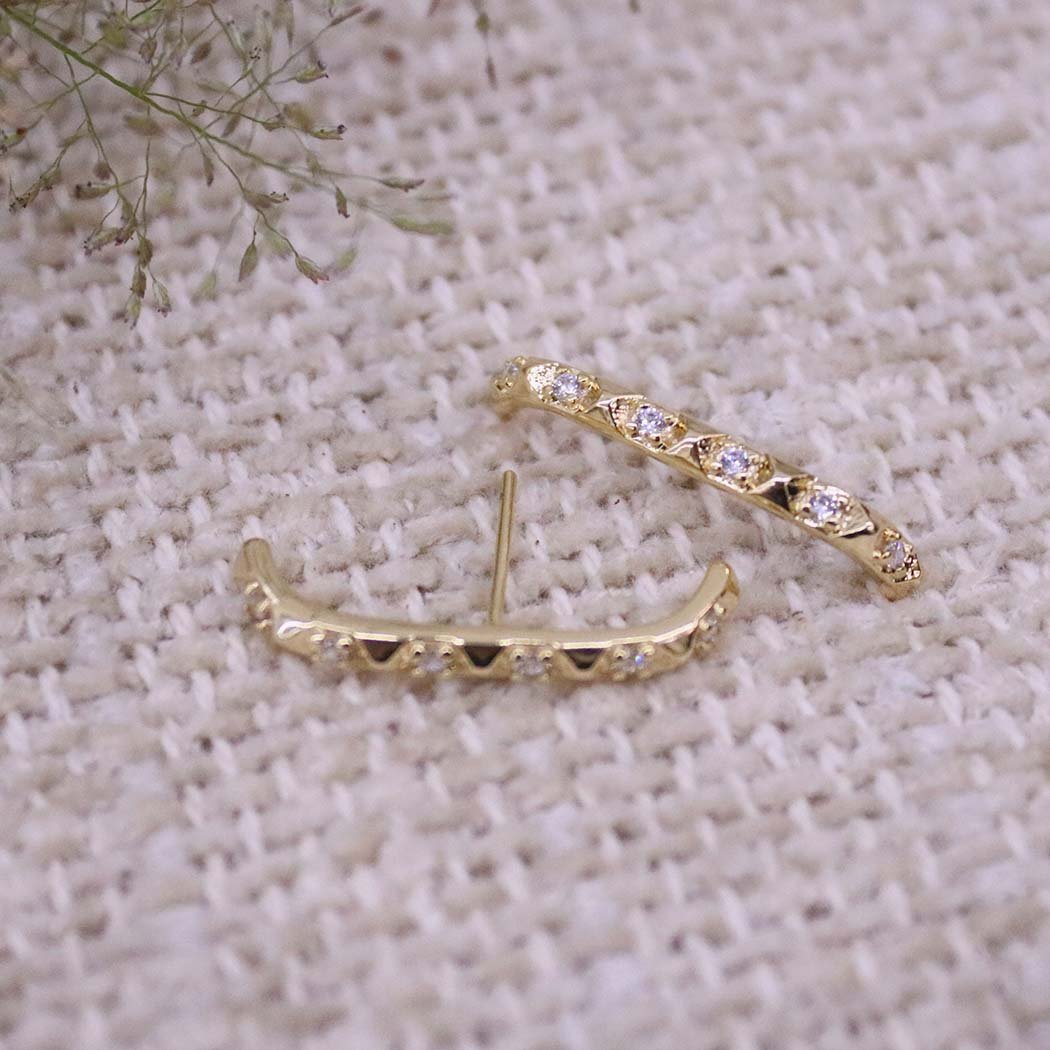 Brinco Ear Hook com Zircônias banhado a Ouro 18k
