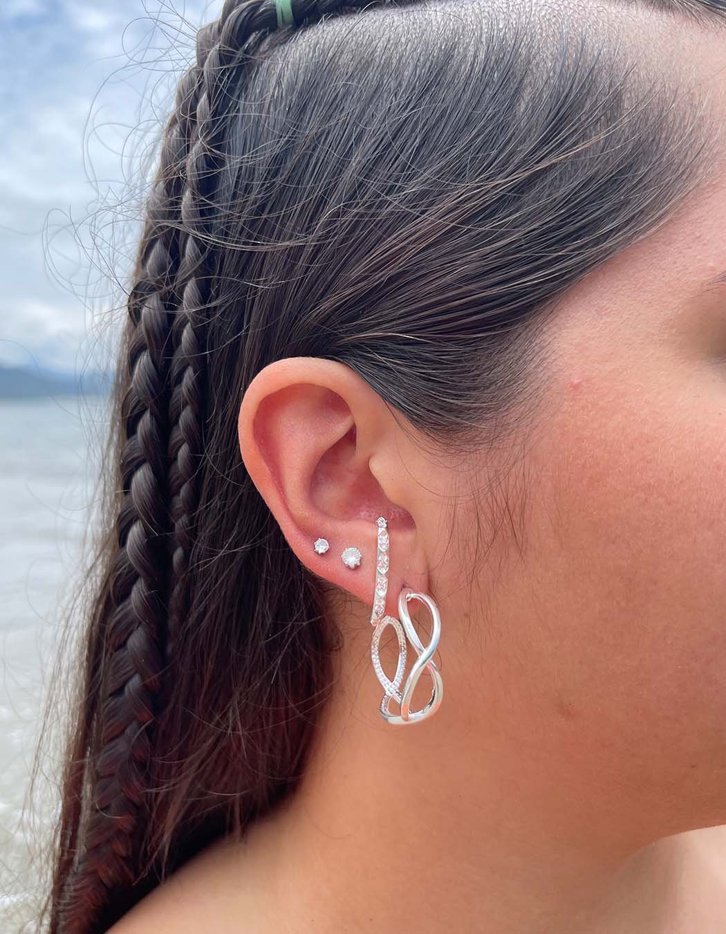 Brinco Ear Hook com Zircônias banhado a Prata 70