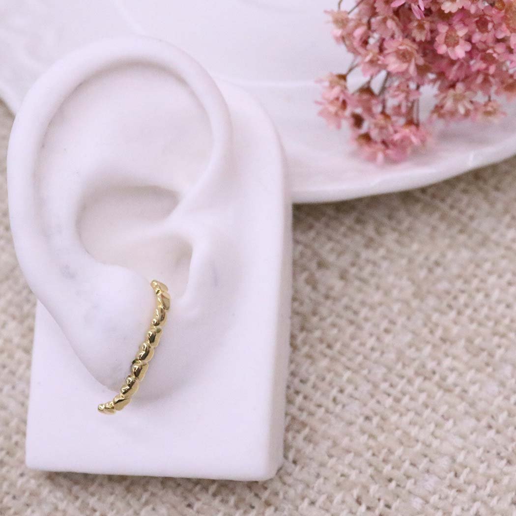 Brinco Ear Hook Corações banhado a Ouro 18k