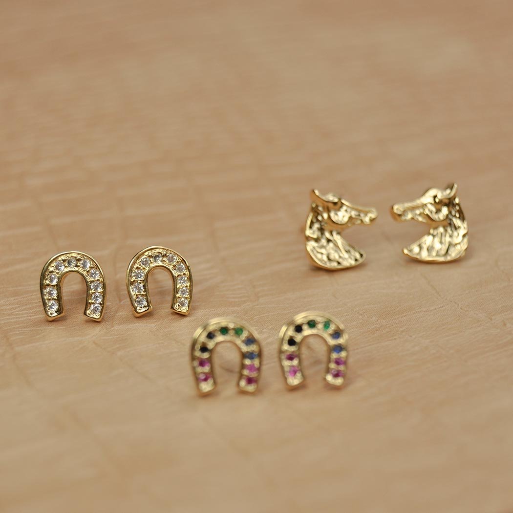 Brinco Ferradura cravejada Zircônias banhado a Ouro 18k
