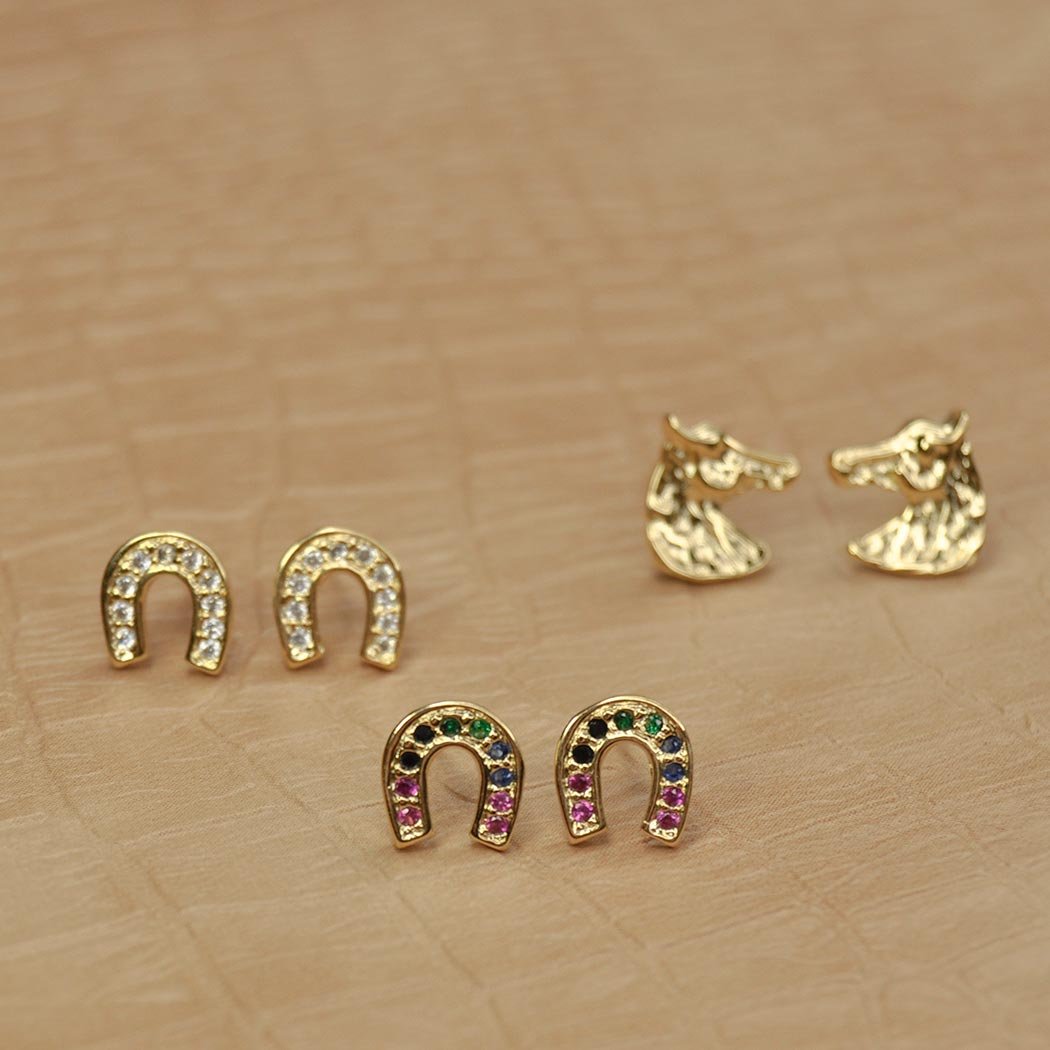 Brinco Ferradura cravejada Zircônias banhado a Ouro 18k
