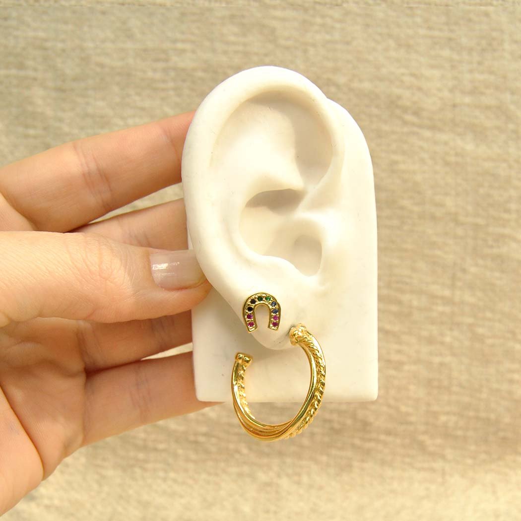 Brinco Ferradura cravejada Zircônias banhado a Ouro 18k