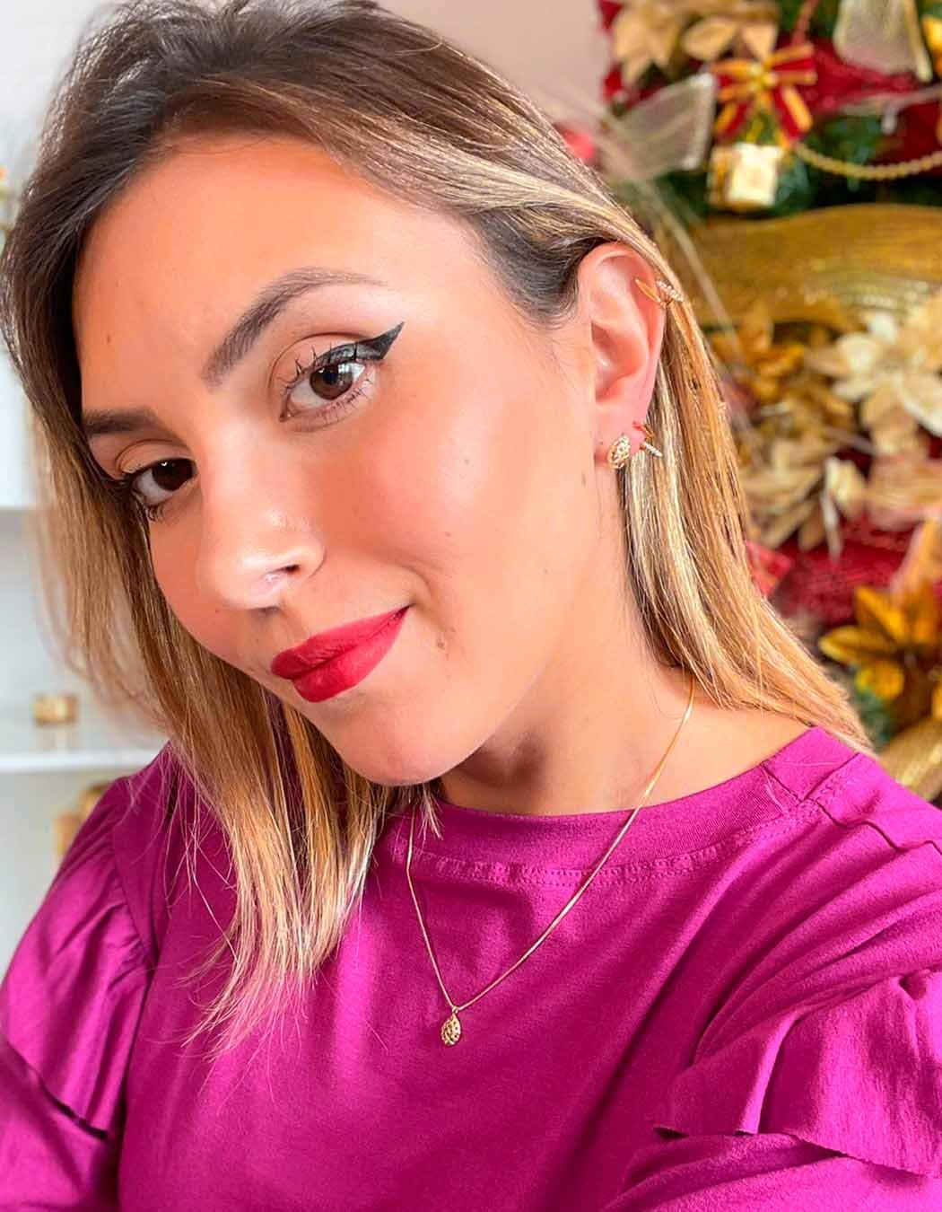 Brinco Gota Pequena com Detalhe Vazado Banhado a Ouro 18k