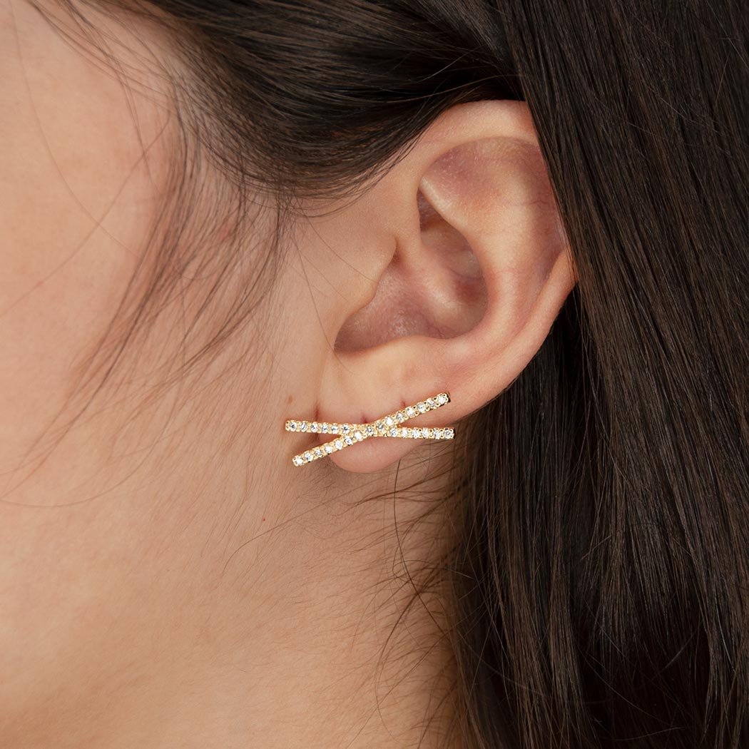 Brinco Hook em X Cravejado com Zircônias banhado a Ouro 18k