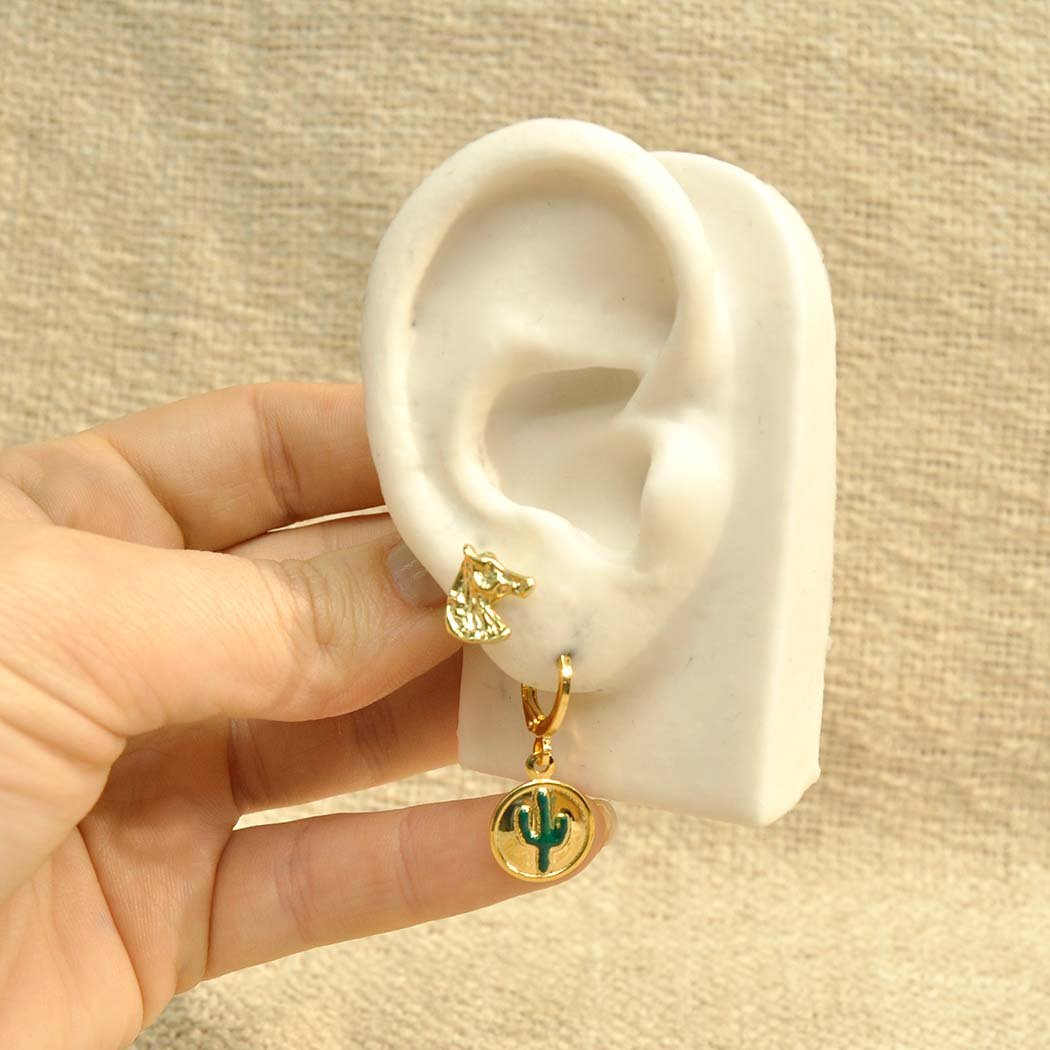 Brinco Medalha Cacto Verde banhado a Ouro 18k