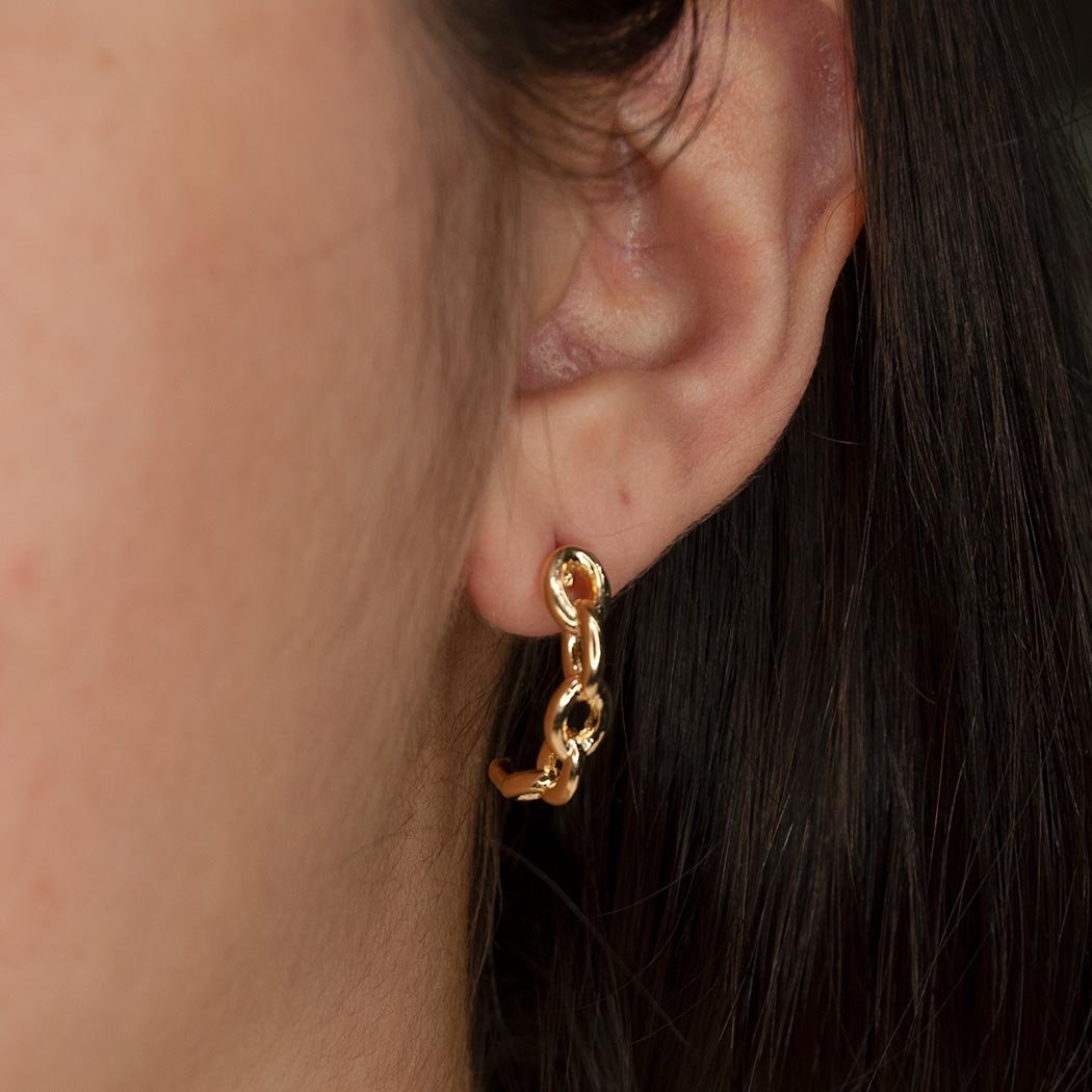 Brinco Meia Argola Elos banhado a Ouro 18k