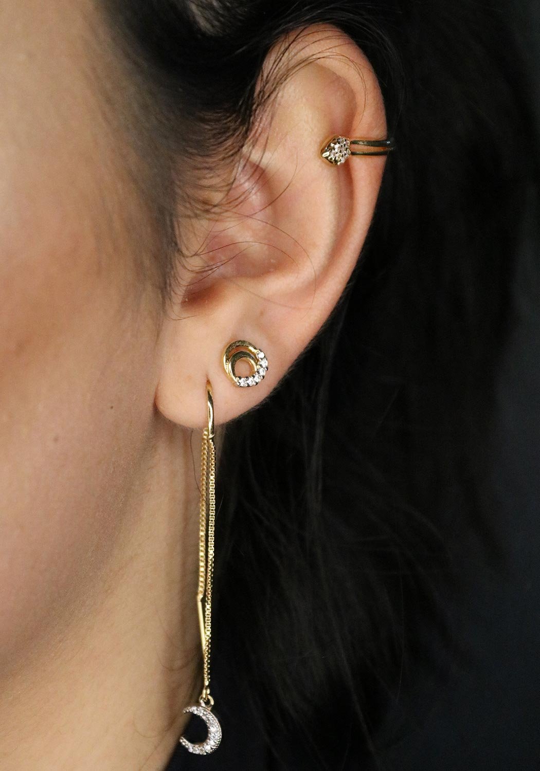 Brinco Meia Lua Cravejada banhado a Ouro 18k