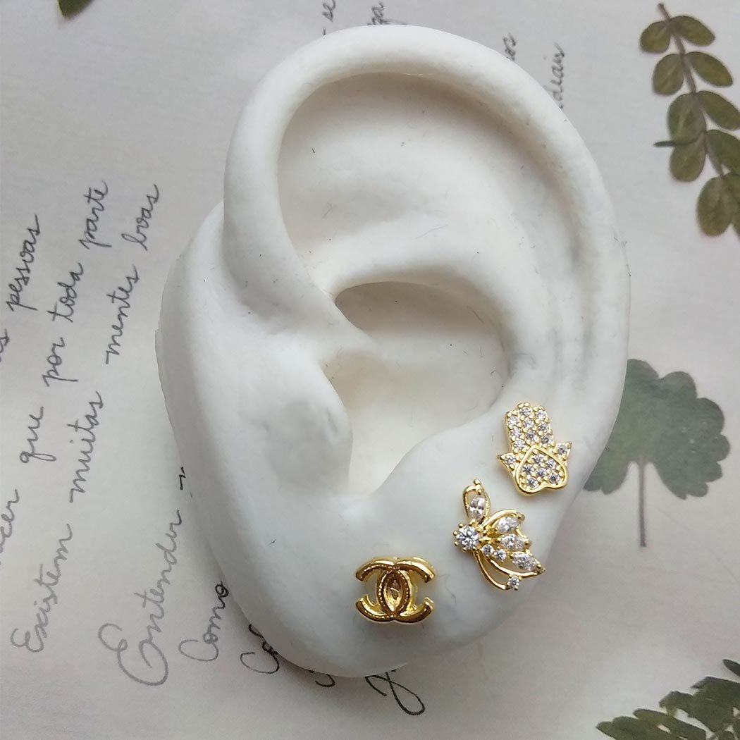 Brinco Mini Mão de Hamsá Cravejada banhado a Ouro 18k
