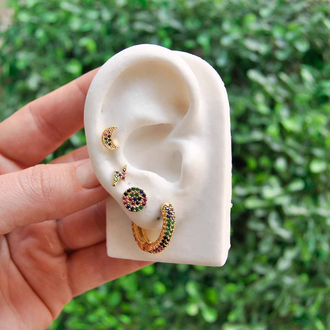 Brinco Raio Pequeno Zircônias Coloridas banhado a Ouro 18k
