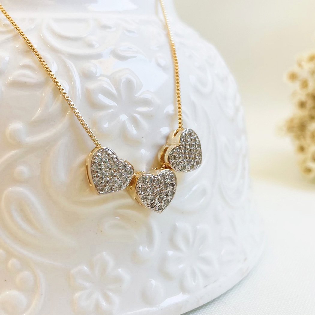 Colar 3 Corações Cravejados banhado a Ouro 18k