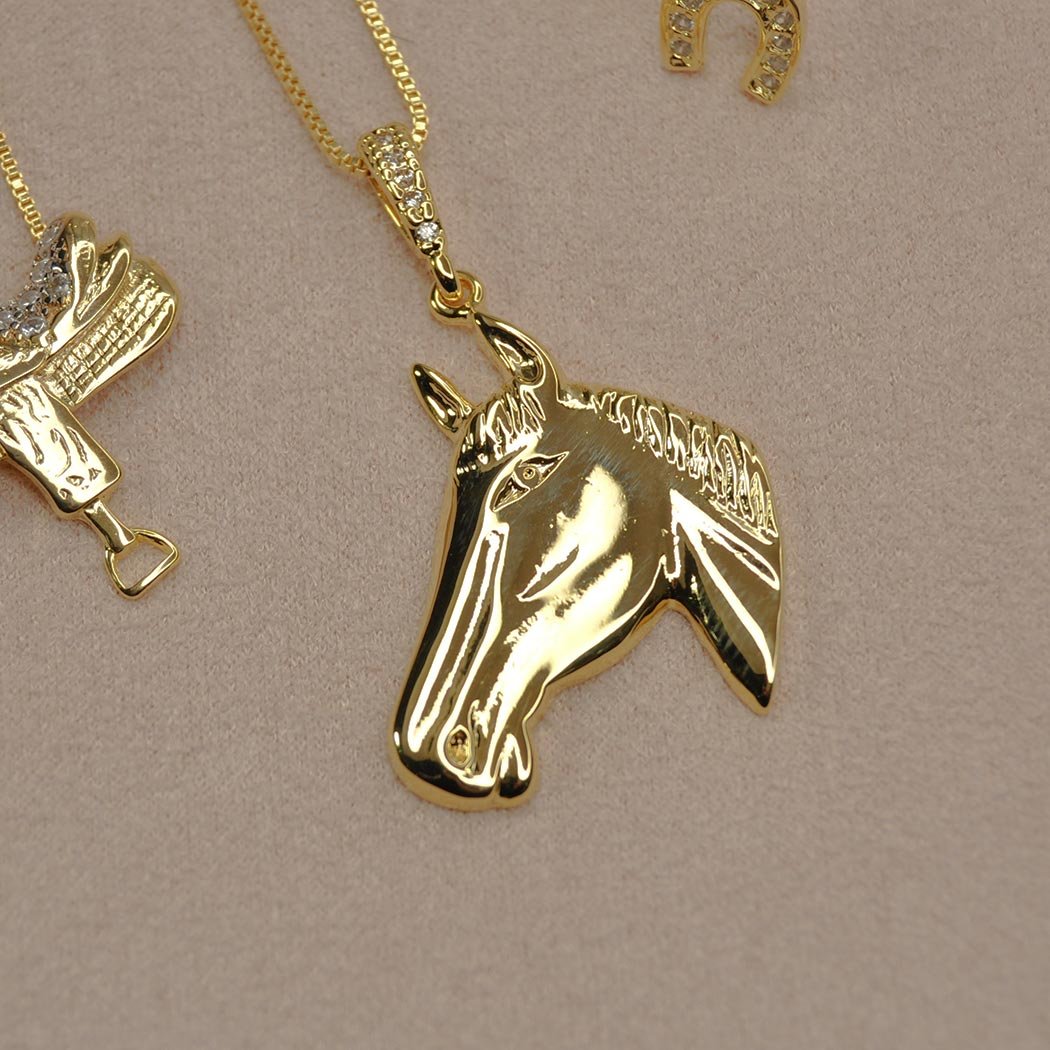 Colar Cavalo com detalhes em Zircônias banhado a Ouro 18k