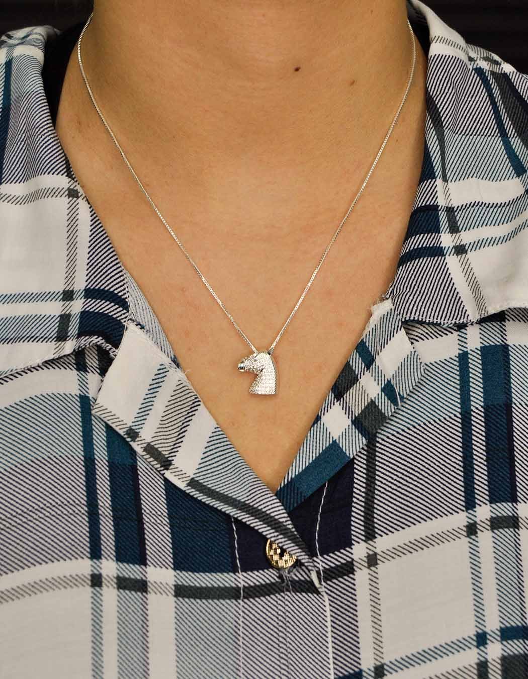 Colar Cavalo cravejado com Zircônias banhado a Prata 70