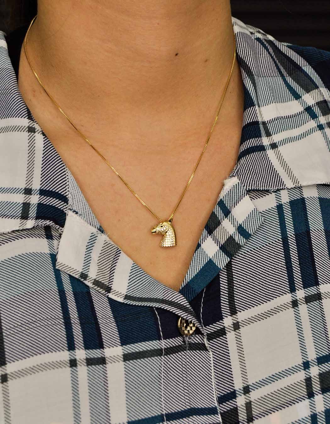Colar Cavalo cravejado com Zircônias Cristal banhado a Ouro 18k