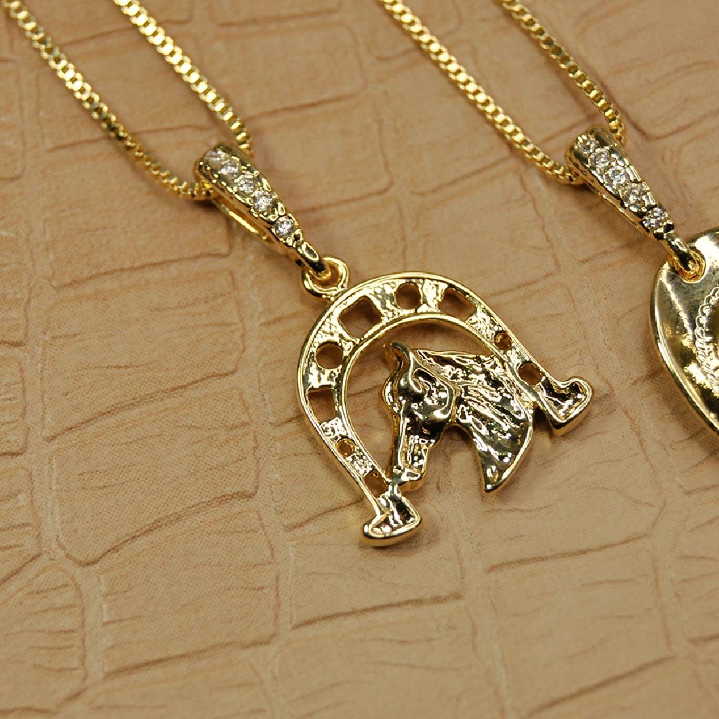Colar Cavalo e Ferradura com detalhe em Zircônias banhado a Ouro 18k