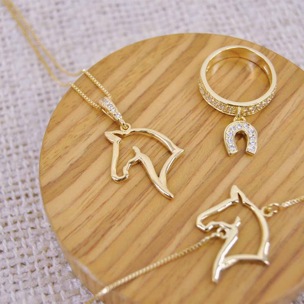 Colar Cavalo vazado com detalhes em Zircônia Cristal banhado a Ouro 18k