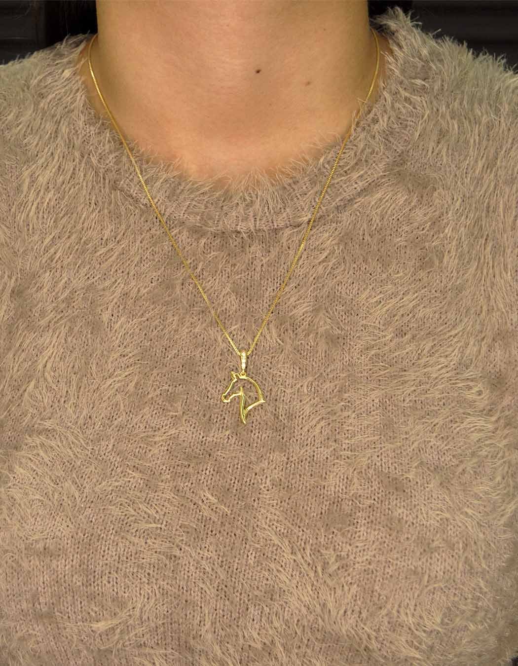 Colar Cavalo vazado com detalhes em Zircônia Cristal banhado a Ouro 18k