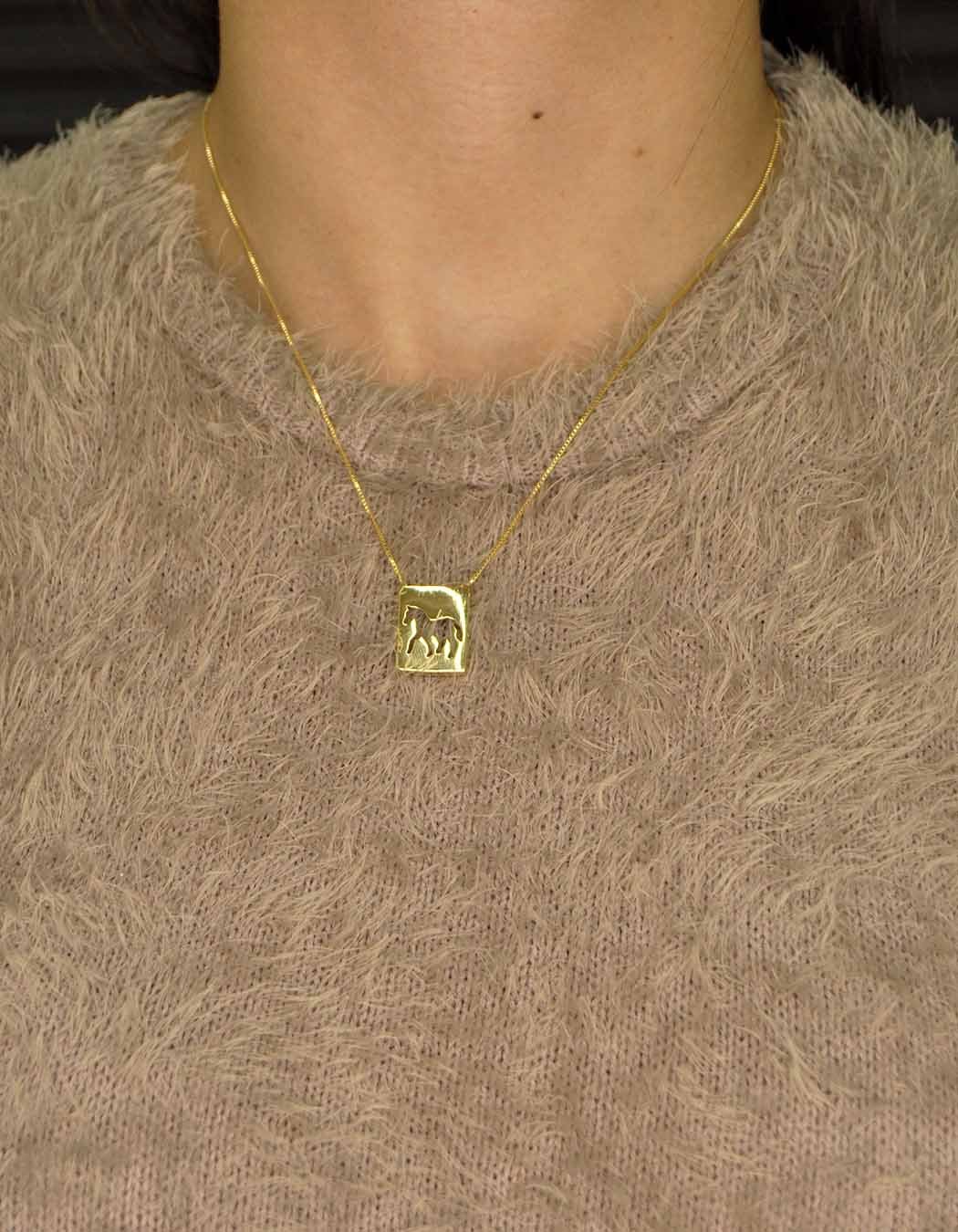 Colar Cavalo vazado liso banhado a Ouro 18k