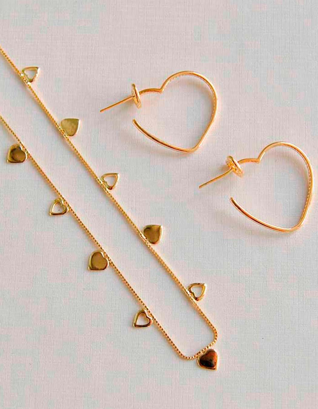 Colar Corações pequenos lisos e vazados banhado a Ouro 18k