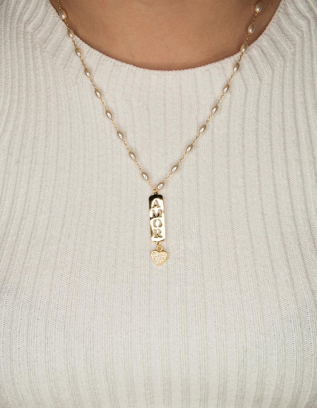 Colar Pérolas com placa Amor e Coração Cravejado banhado a Ouro 18k