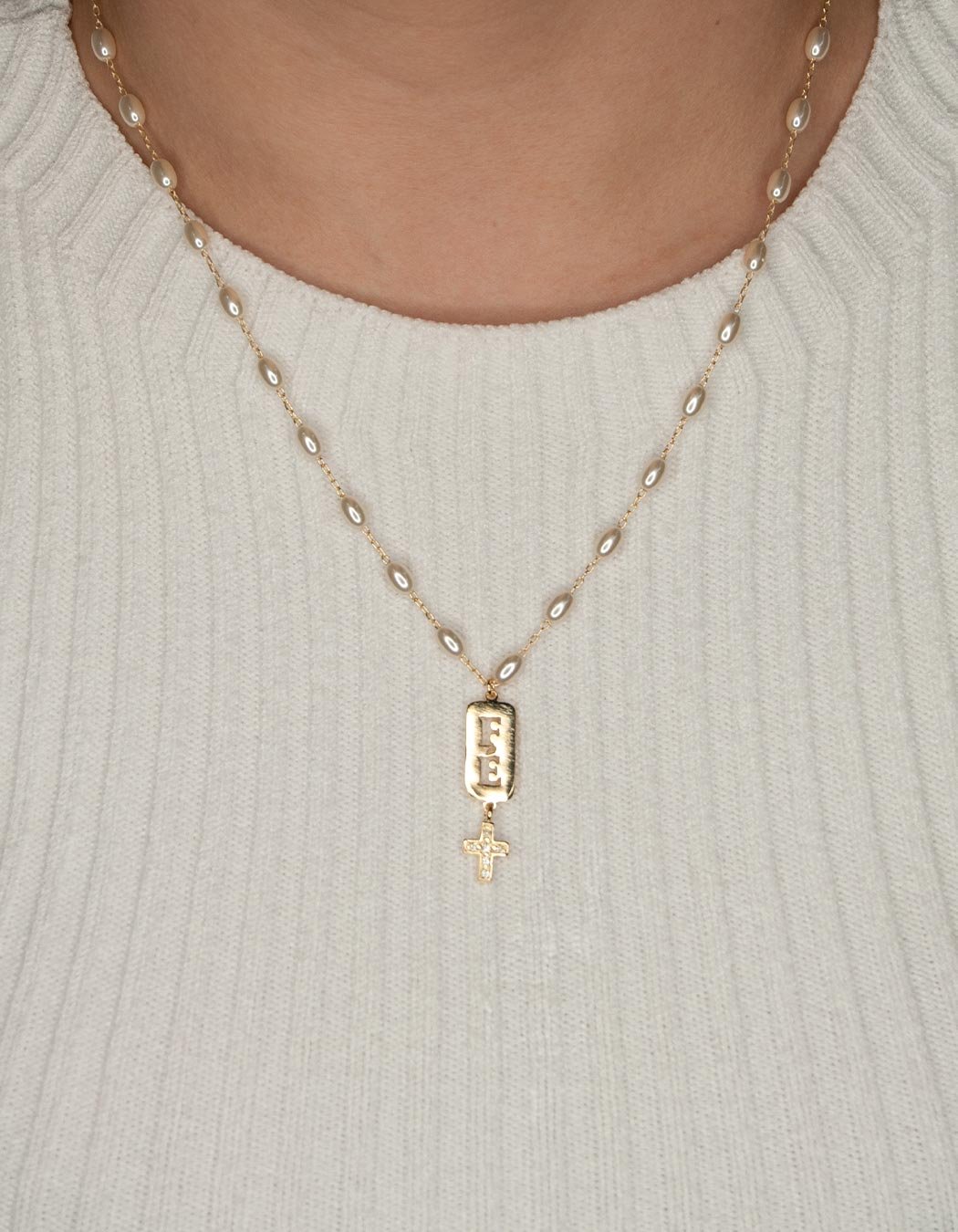Colar Pérolas com placa Fé e Coração Cravejado banhado a Ouro 18k