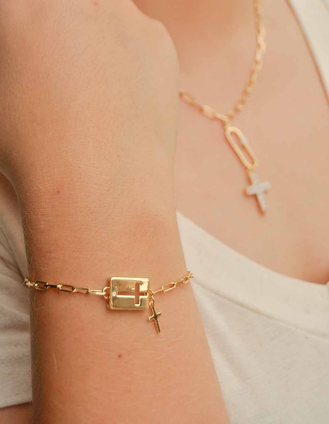 Pulseira Cruz vazada com pingente de Cruz banhado a Ouro 18k