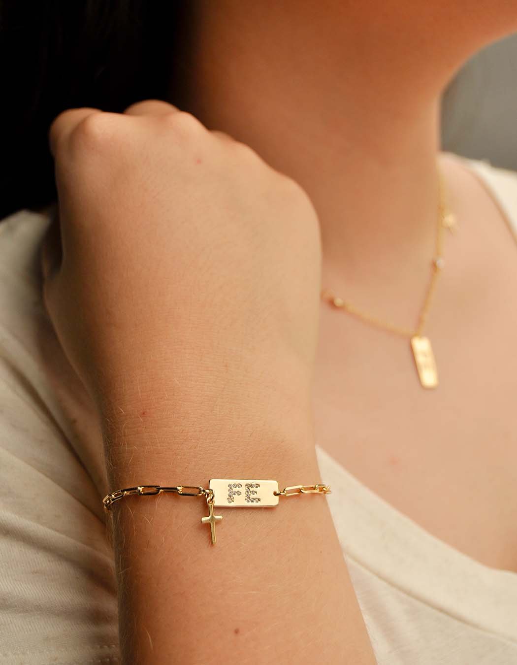 Pulseira placa Fé com Zircônias banhado a Ouro 18k