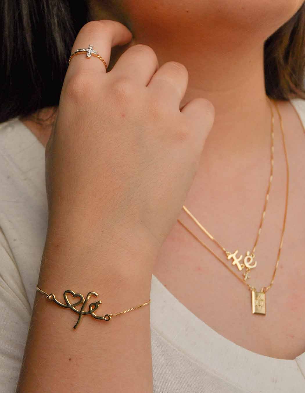 Pulseira Regulável Fé letra Cursiva banhado a Ouro 18k
